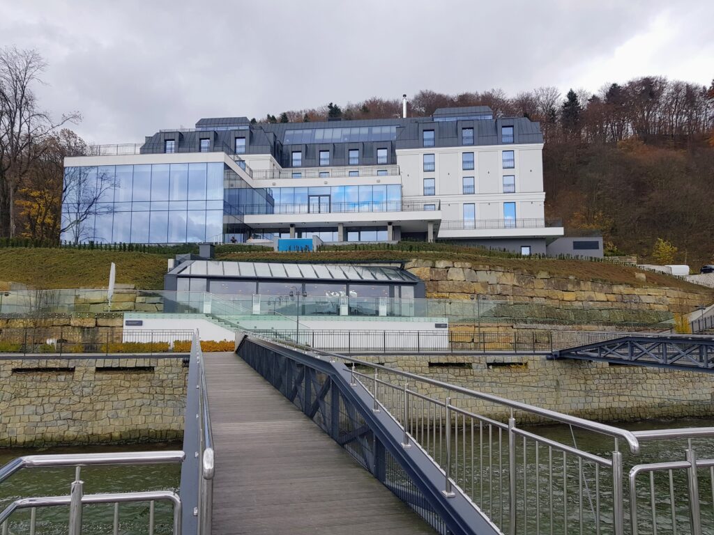 Heron Live Hotel